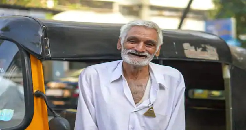 बुजुर्ग ऑटो ड्राइवर के लिए लोग आए आगे, मिली 24 लाख की मदद, पोती की पढ़ाई के लिए बेचा था घर बुजुर्ग ऑटो ड्राइवर के लिए लोग आए आगे, मिली 24 लाख की मदद, पोती की पढ़ाई के लिए बेचा था घर